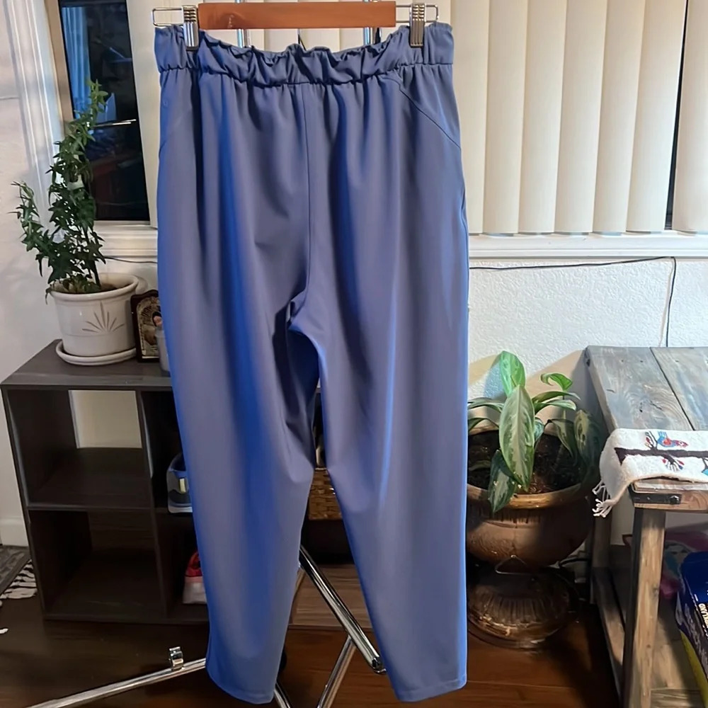 Lululemon Joggers. Size 8 - Picture 4 of 5